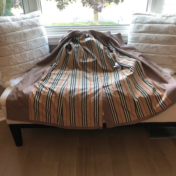 Classic tanned Burberry London trench coat. Excellent condition. - Picture 10 of 10